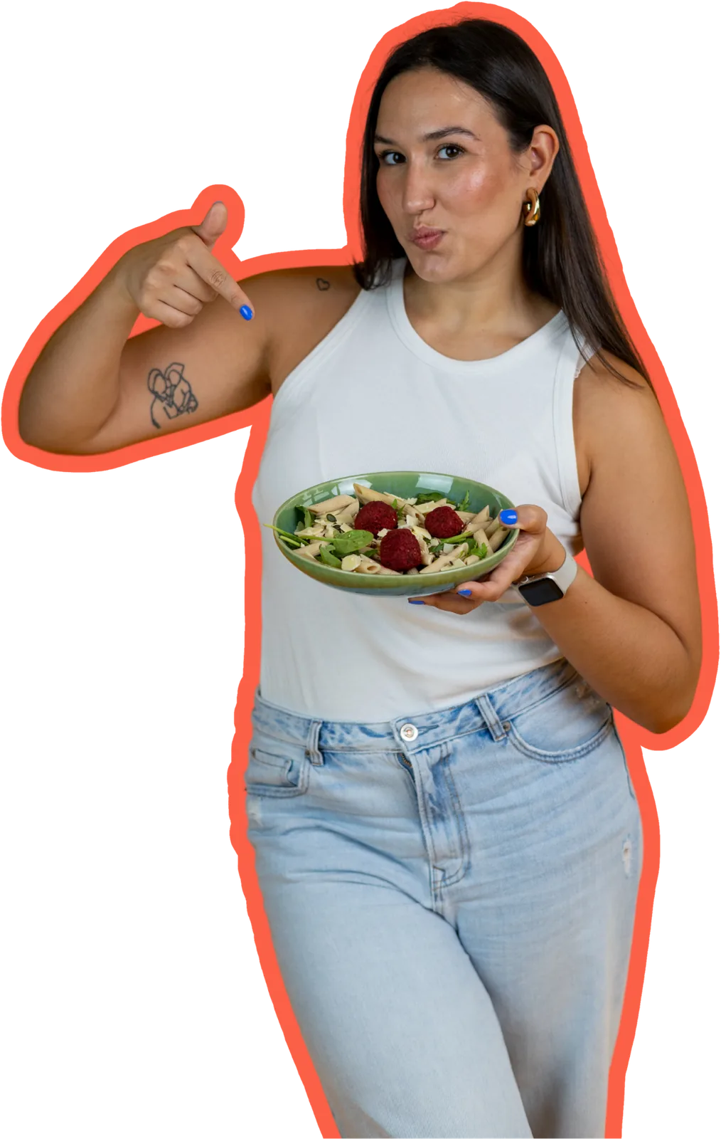 Beatriz Bordalo a apontar para si própria, com uma taça de salada na mão
