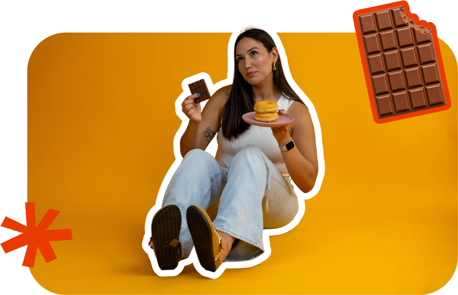 Beatriz Bordalo sentada no chão, com um quadrado de chocolate numa mão e um prato com um donut na outra