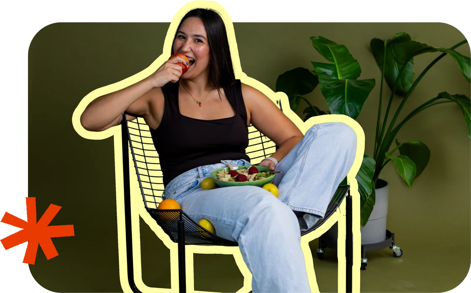 Beatriz Bordalo sentada numa cadeira, a trincar uma maçã, com uma taça de salada no colo