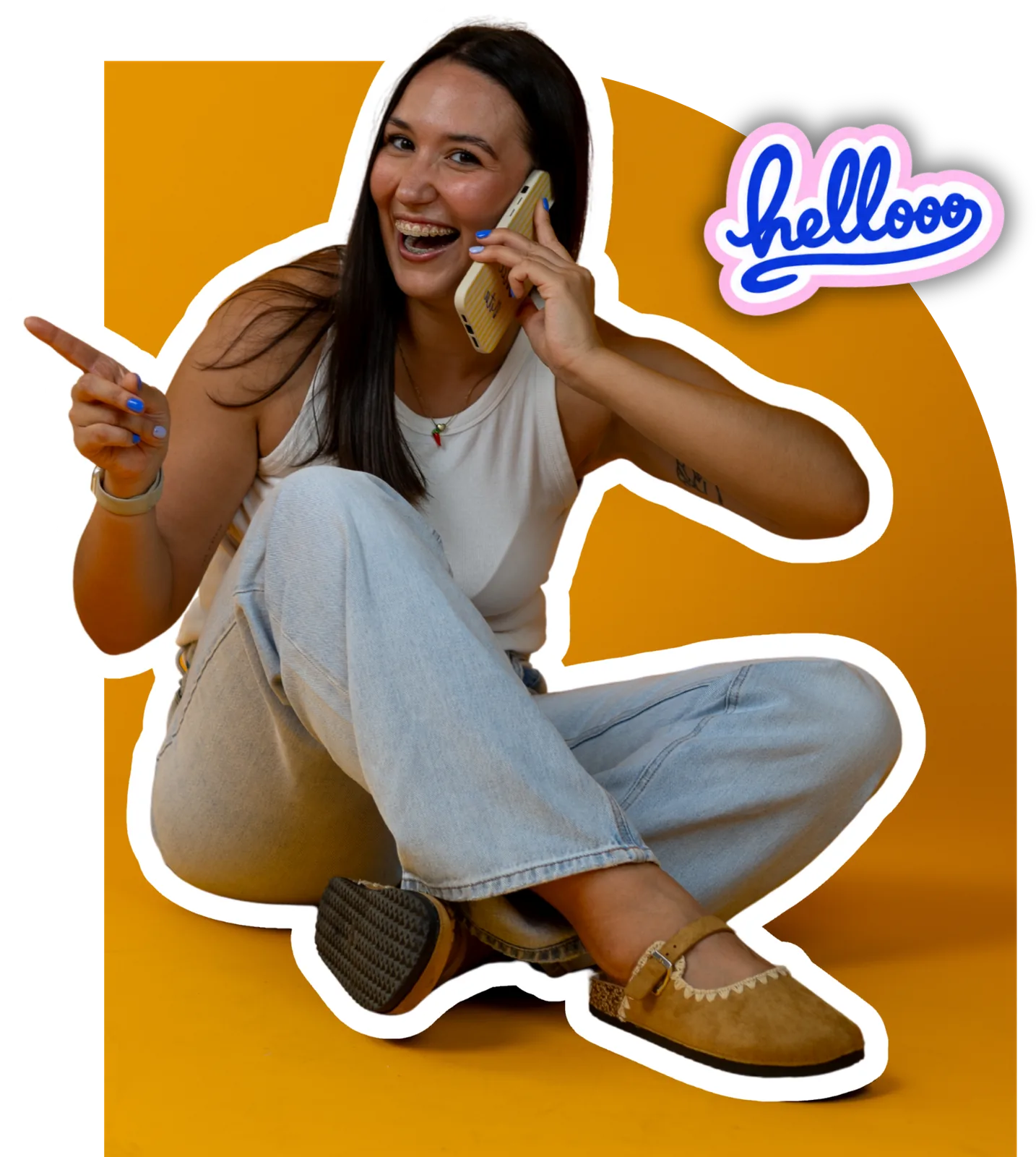 Beatriz Bordalo sentada no chão, a rir, ao telefone