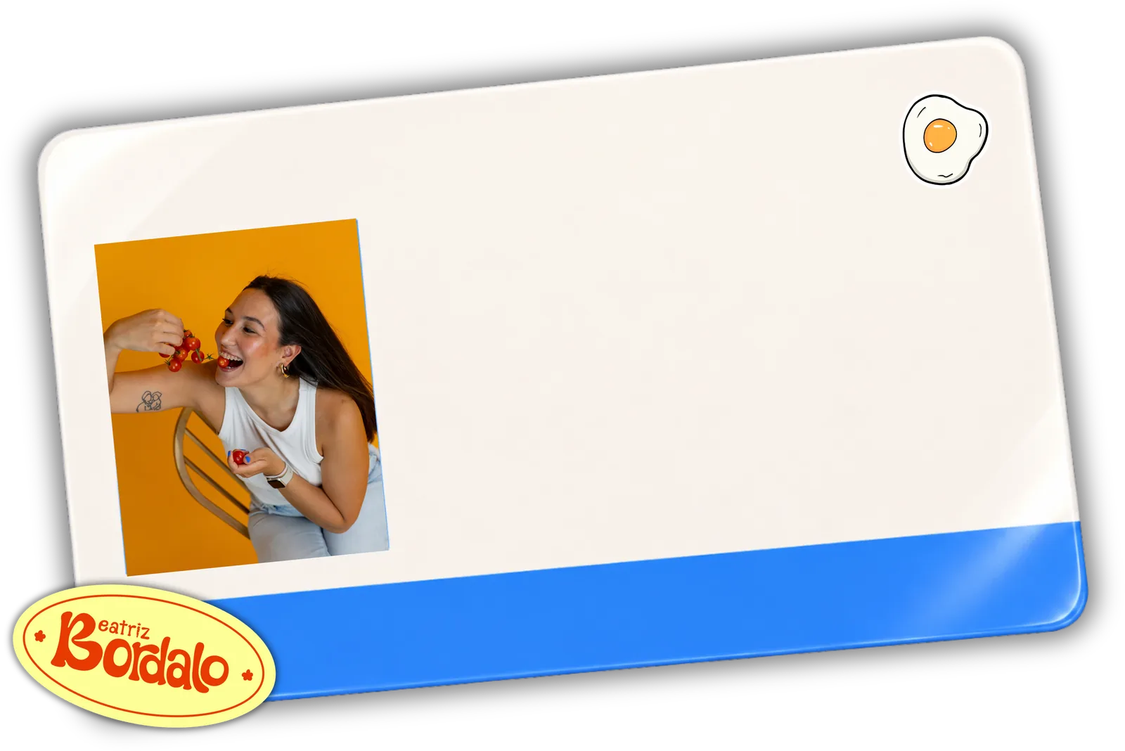 Cartão com uma fotografia de Beatriz Bordalo e o selo Beatriz Bordalo